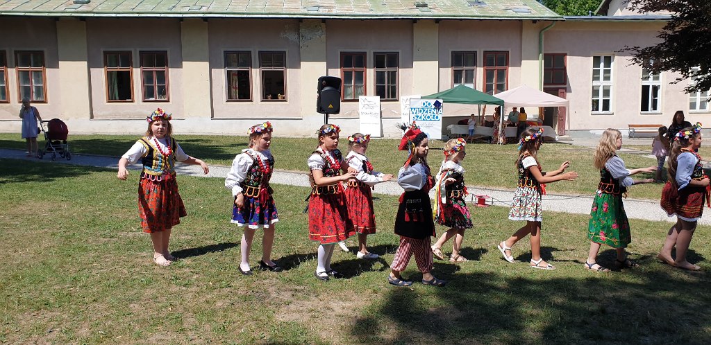 Występ szkolnego zespołu folklorystycznego
