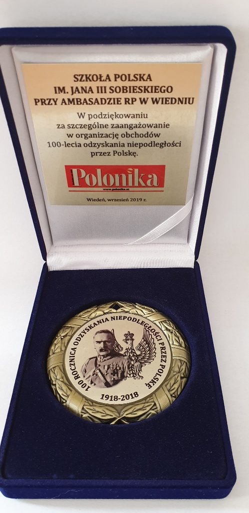 Medal dla Szkoły Polskiej w Wiedniu za szczególne zaangażowanie w organizację obchodów 100 rocznicy odzyskania Niepodległości – przyznany przez czasopismo „Polonika”
