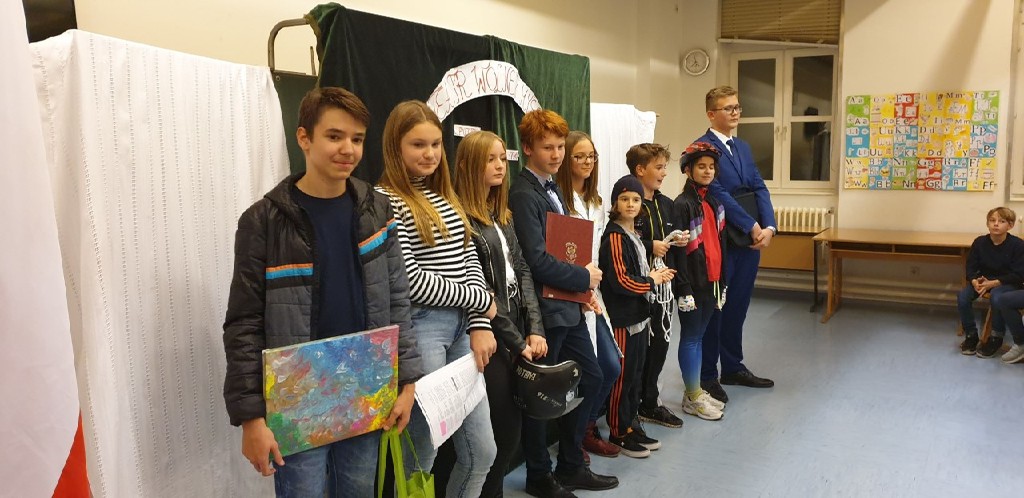 Spektakl „Teatr Wolnej Myśli” – klasy 8 z okazji 101. rocznicy odzyskania
