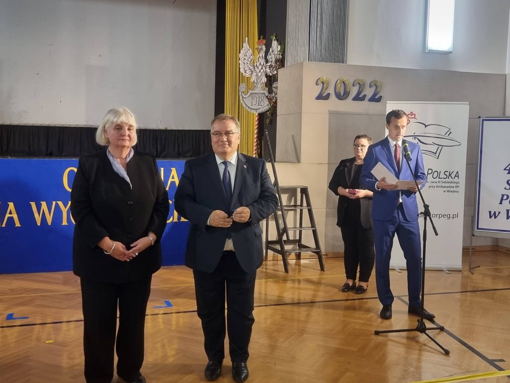 Wręczenie Krzyża Kawalerskiego Orderu Zasługi dla Dyrektor Szkoły p. Hanny Kaczmarczyk