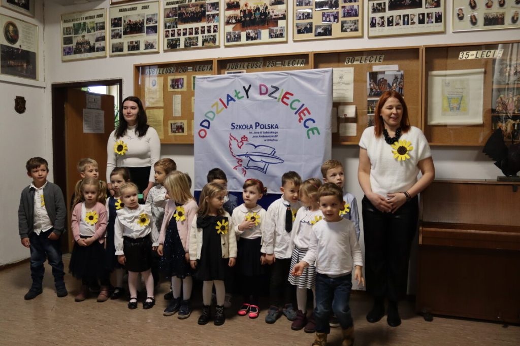 Pasowanie na przedszkolaka w grupie młodszej oddziału dziecięcego Słonieczniki