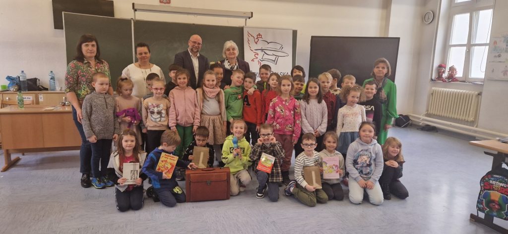 W poszukiwaniu wyobraźni – klasy I podczas spotkania z poetą Krzysztofem Kubaszkiem 17.02.2024r.