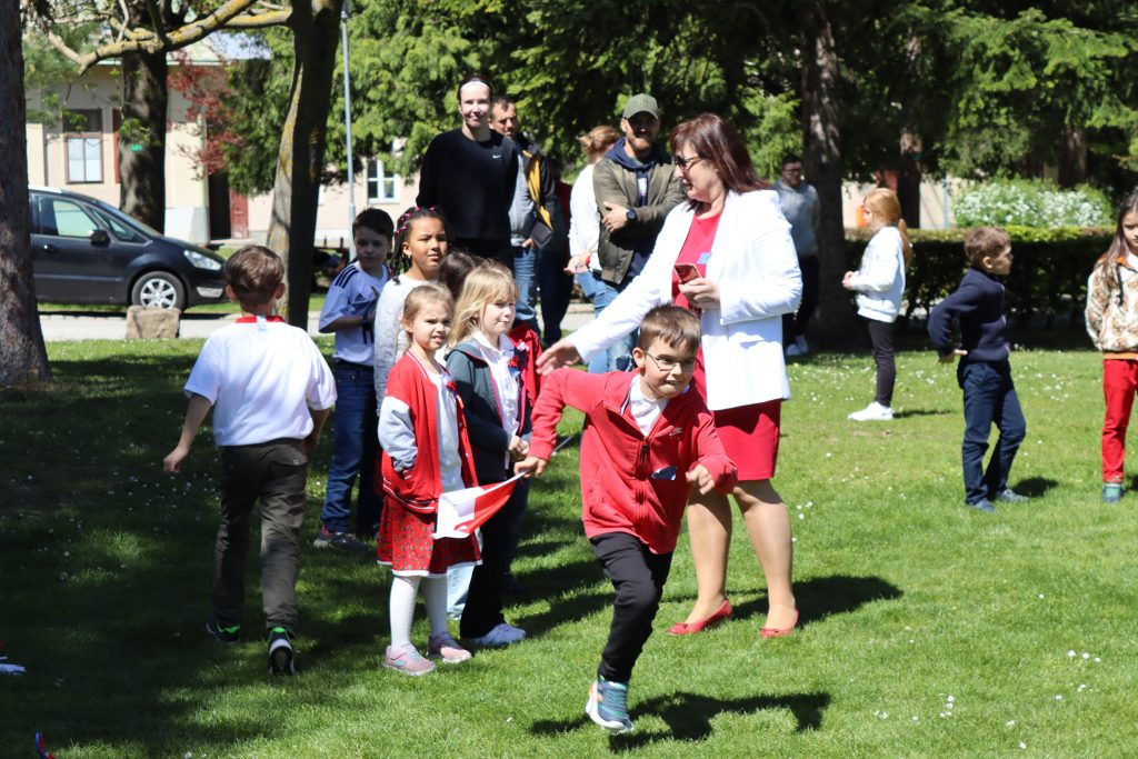 Patriotyczna sztafeta z okazji świąt majowych.