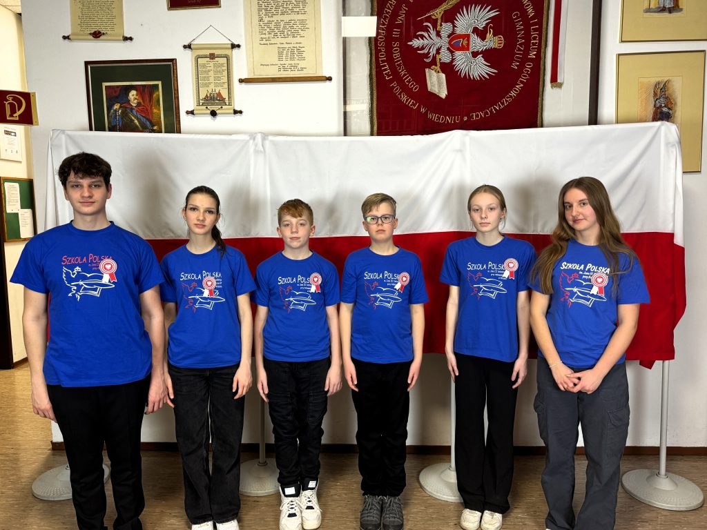 „Pieśń o fladze” w wykonaniu uczniów z okazji Dnia Flagii Rzeczypospolitej Polskiej.