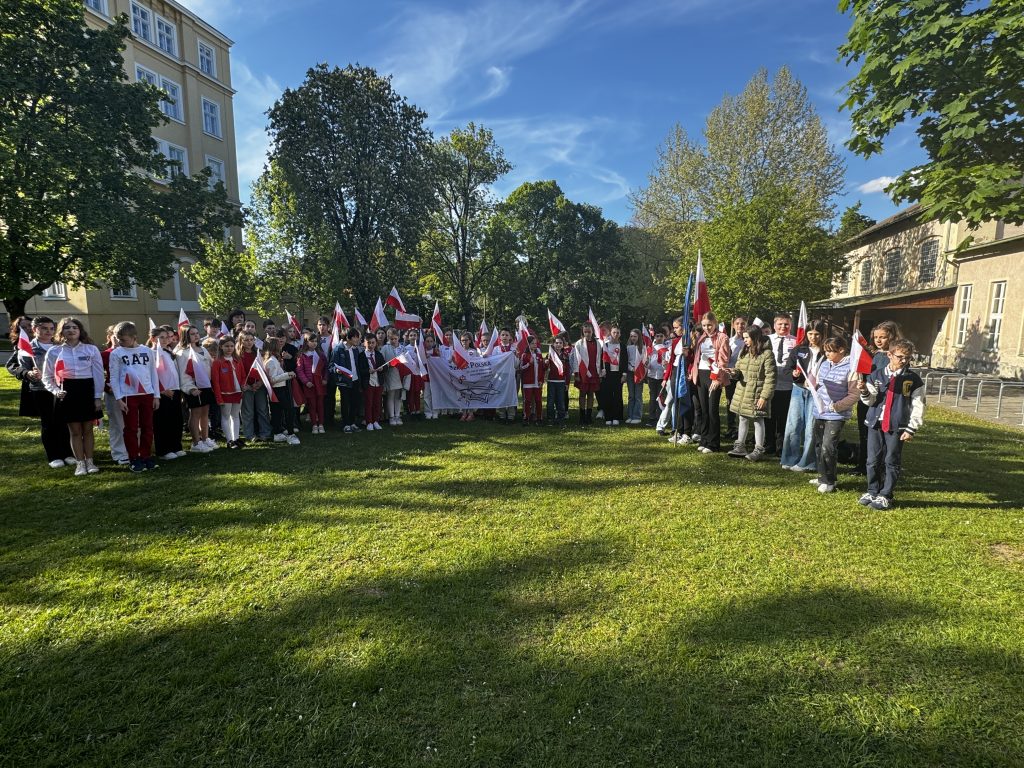 Pięknie śpiewamy hymn Polski.