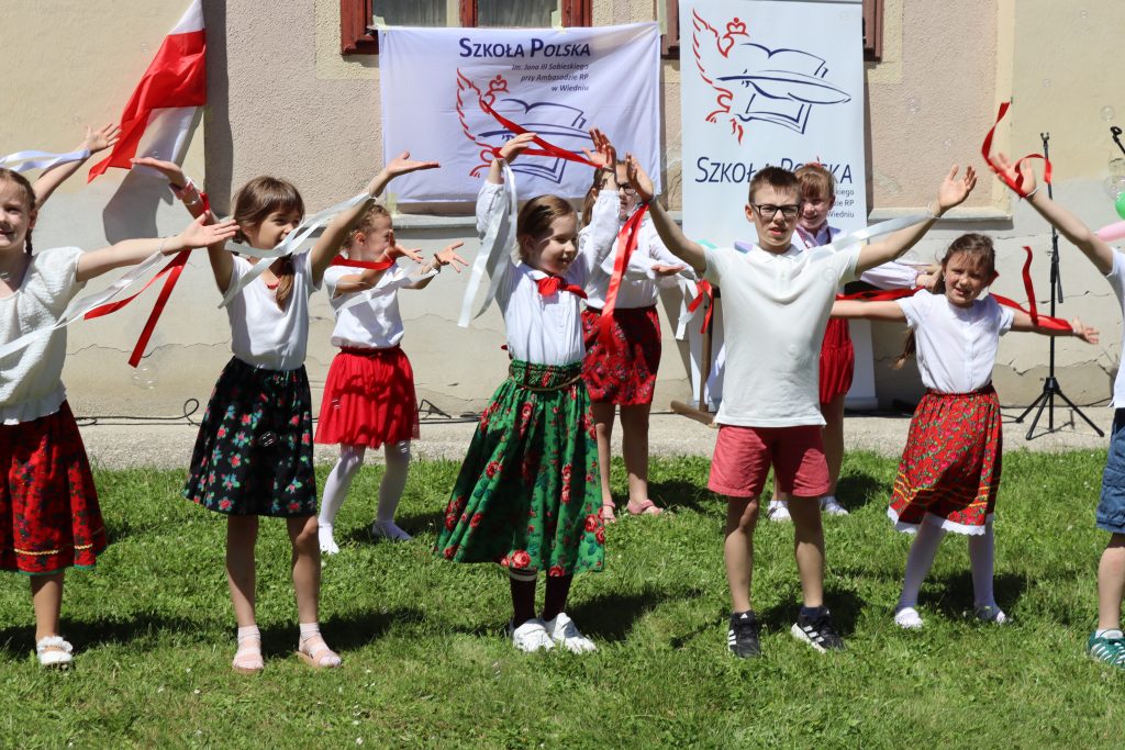 Występy uczniów i zespołu tanecznego podczas szkolnego festynu.