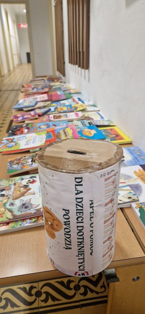 Fotorelacja ze zbiórki dla dzieci dotkniętych powodzią.