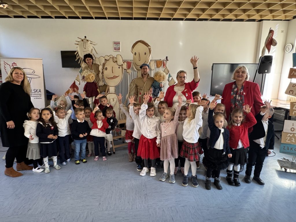 Teatr wędrowny „Małe Mi” ze spektaklem „Sokrates w piaskownicy”.