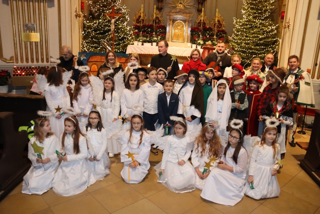 Jasełka w wykonaniu uczniów klas III a i b w Kościele Polskim.