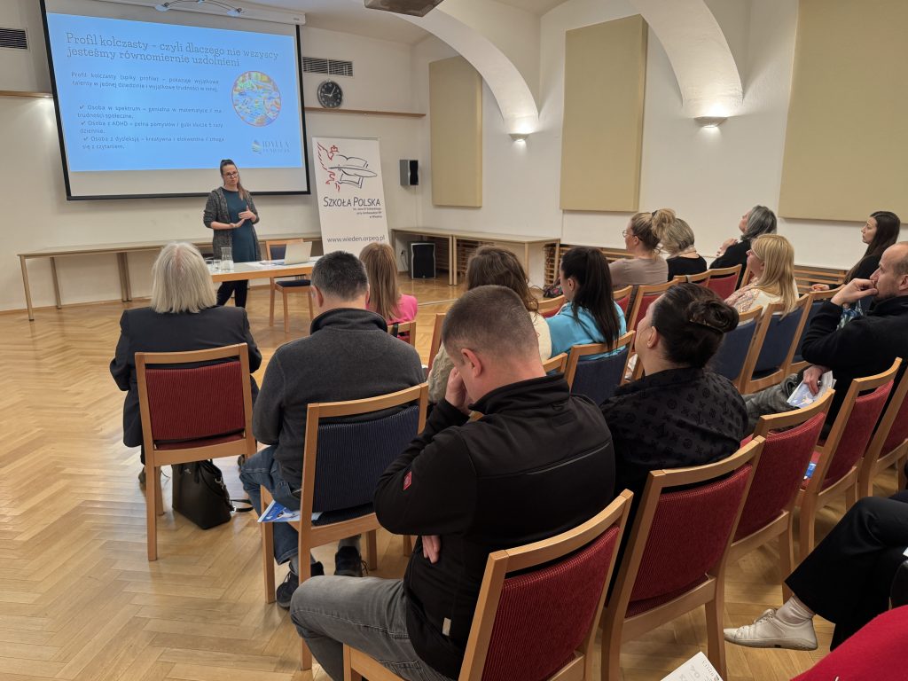 Wykłady dla rodziców zorganizowane przez Fundację Idylla na temat wsparcia dzieci w nauce oraz radzenia sobie z trudnościami szkolnymi.