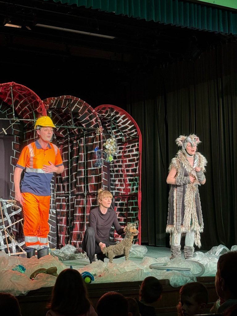 „Niezwykła przygody psa Kropelki” – spektakl dla dzieci w wykonaniu aktorów teatru „Trip”.