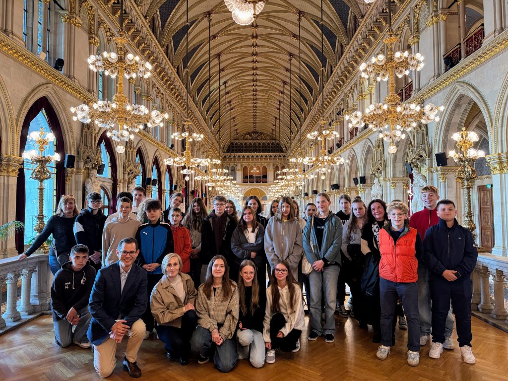 Zwiedzanie wiedeńskiego ratusza z udziałem pana posła Jana Ledóchowskiego.