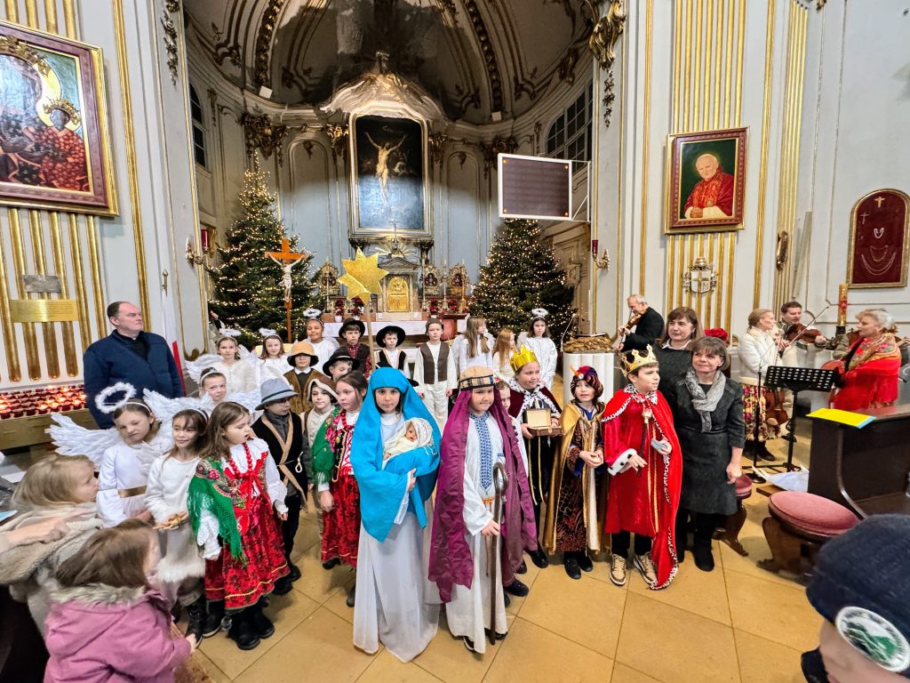 Jasełka w wykonaniu uczniów klas III a i III b w Kościele Polskim