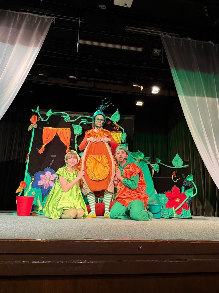 Spektakle Teatru Trip:  „Królewna Fasolka” i „Po drugiej stronie”.
