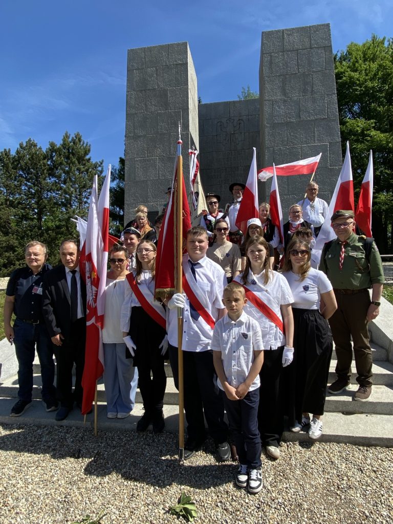 Udział w uroczystościach 81. rocznicy wyzwolenia obozów koncentracyjnych Mauthausen- Gusen. Szkoła Polska pamięta!!!