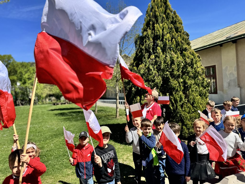 Pochód z flagami z okazji Dnia Flagi Rzeczypospolitej Polskiej.