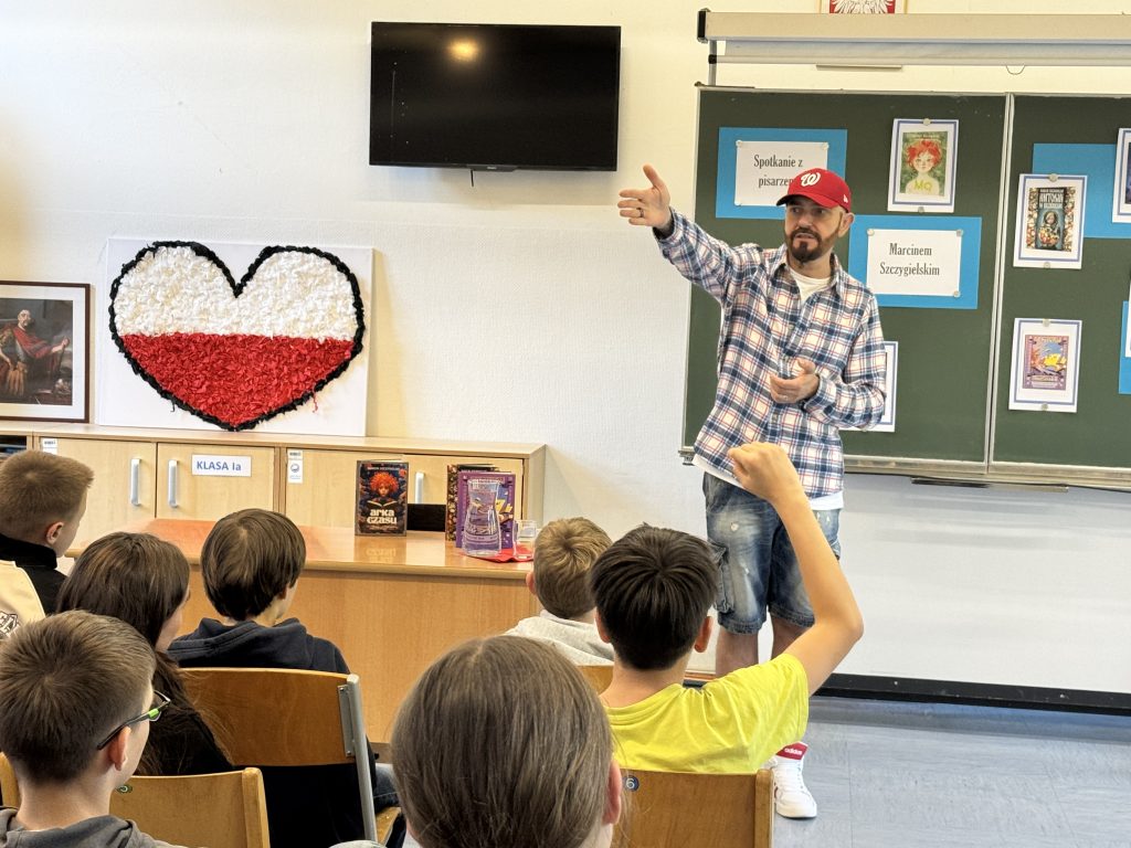 Spotkania autorskie z pisarzem Marcinem Szczygielskim z uczniami naszej szkoły 21-22 maja 2026 r.